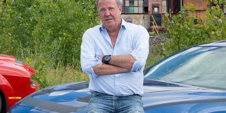 Ведучий Top Gear передав Україні пікапи для евакуації