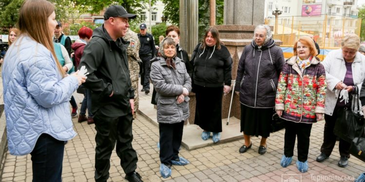 У Тернополі висадили більше 200 квіткових насаджень до свята Дня матері
