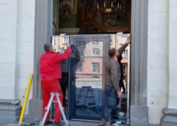 У Архикатедральному соборі в Тернополі майстри встановлюють нові двері – попередні були знищені автівкою