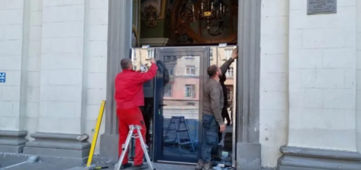 У Архикатедральному соборі в Тернополі майстри встановлюють нові двері – попередні були знищені автівкою