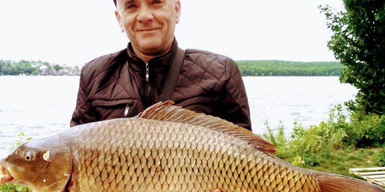 На тернопільському ставі рибалка впіймав 15-кілограмового коропа