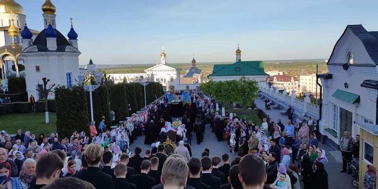 У Почаєві зібралися тисячі прихожан московського патріархату (Відео)