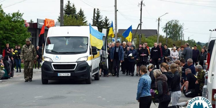 «Хотілося плюватися, дивлячись на це ганьбище»: на похороні бійця на Тернопільщині виник скандал через московських попів