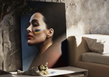 Тернопільський художник продав на аукціоні портрет Даші Астаф’євої: всі гроші передав ЗСУ