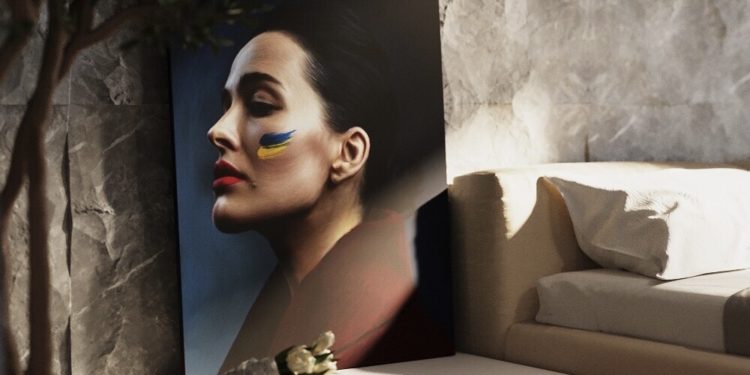 Тернопільський художник продав на аукціоні портрет Даші Астаф’євої: всі гроші передав ЗСУ