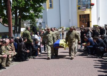 Зустріли навколішки зі слозами на очах: у Чорткові пропрощалися з військовим Сергієм Марущаком