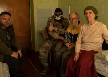 Бабця, яка виходила до ЗСУ з прапором СРСР, кляне армію РФ за зруйнований дім