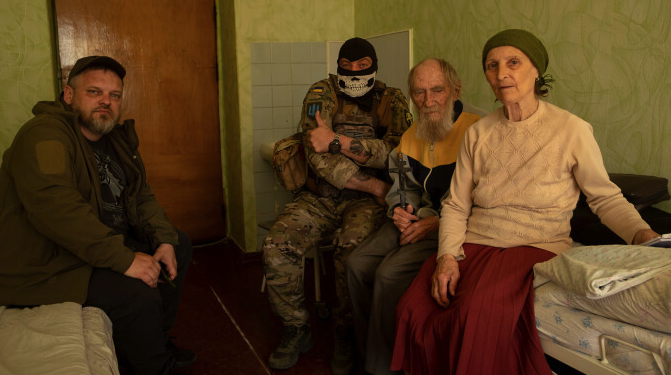 Бабця, яка виходила до ЗСУ з прапором СРСР, кляне армію РФ за зруйнований дім