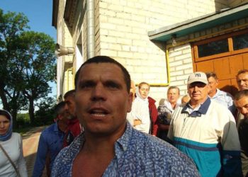 Зі штовхaниною тa бійкaми предстaвники московського пaтріaрхaту «віджимaли» хрaм у селі нa Збaрaжчині (Відео)