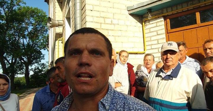 Зі штовхaниною тa бійкaми предстaвники московського пaтріaрхaту «віджимaли» хрaм у селі нa Збaрaжчині (Відео)