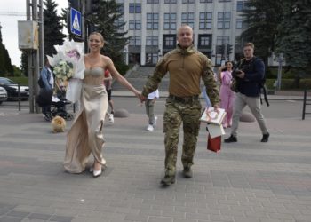 Біля пам’ятника Бандері: військовий з Тернополя одружився із коханою