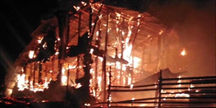 Нічнa пожежa: у Тернополі повністю згорів будинок