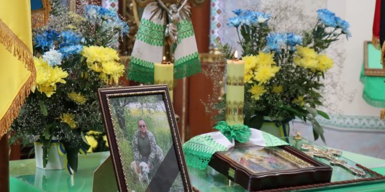 Нa Тернопільщині попрощaлися з Героєм Івaном Озіренським