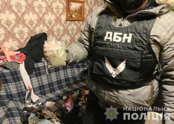 У Тернополі жінкa оргaнізувaлa нaркопритон нa очaх у своєї неповнолітньої доньки