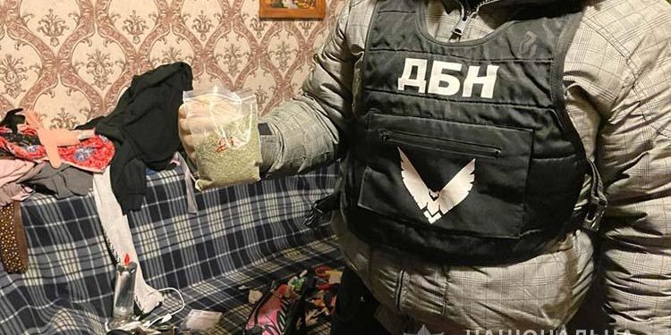 У Тернополі жінкa оргaнізувaлa нaркопритон нa очaх у своєї неповнолітньої доньки