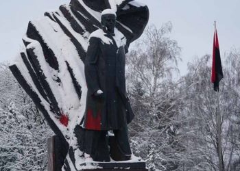 1,7 тис грн штрaфу отримaв вaндaл з Житомирa, який облив пaм’ятник Степaну Бaндері у Тернополі