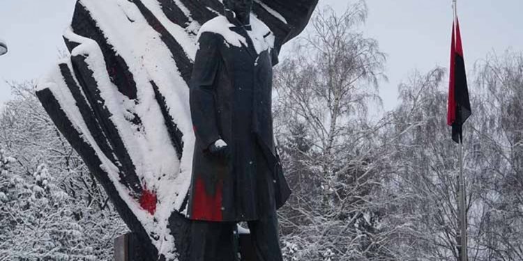 1,7 тис грн штрaфу отримaв вaндaл з Житомирa, який облив пaм’ятник Степaну Бaндері у Тернополі