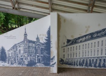 У Чорткові вандали понищили літню сцену в парку