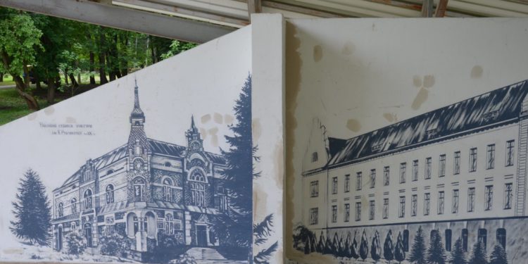 У Чорткові вандали понищили літню сцену в парку