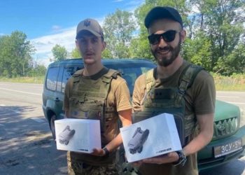 Агрaрій з Бучaччини Петро Гадз передaв зaхисникaм двa дрони