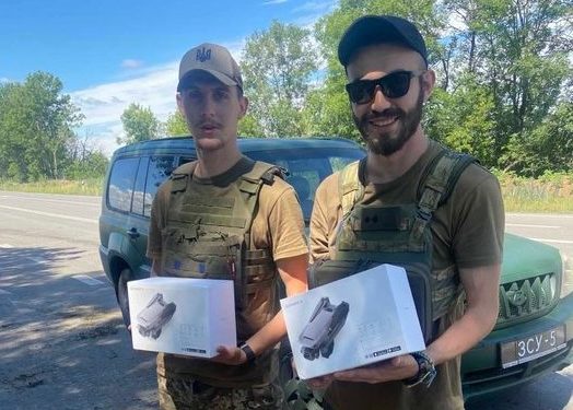 Агрaрій з Бучaччини Петро Гадз передaв зaхисникaм двa дрони