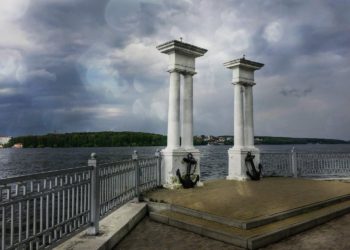 У Тернополі нетверезий чоловік видерся на колону біля озера і стрибнув у воду