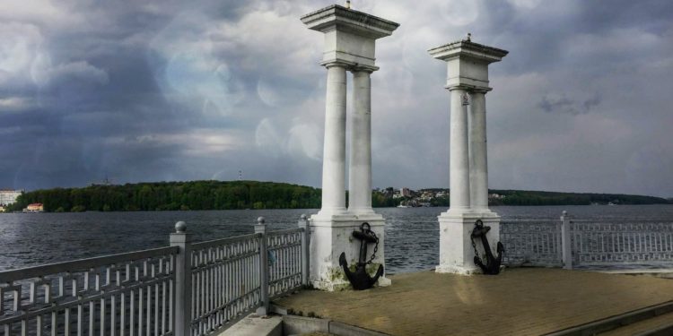 У Тернополі нетверезий чоловік видерся на колону біля озера і стрибнув у воду