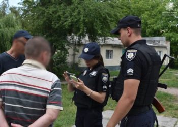 Патрульні “ганяють” пияків і курців у парках