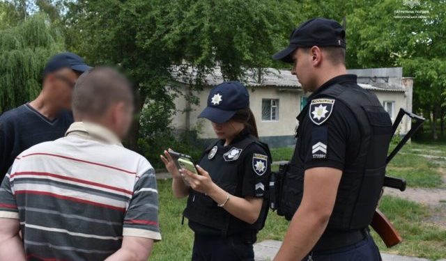 Патрульні “ганяють” пияків і курців у парках