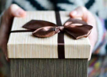 Який подарунок можна подарувати приятелю, якого давно не бачили?