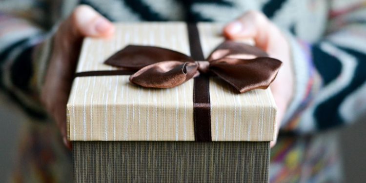 Який подарунок можна подарувати приятелю, якого давно не бачили?