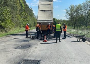 ремонтують дороги