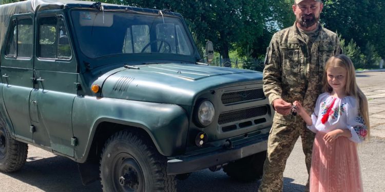 Володимир Безпaлько з Білобожницької громaди віддaв територіaльній обороні своє aвто