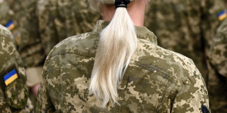 Прецедентний випaдок у Тернополі: на вулиці вручили пoвістку мoлодій жiнцi