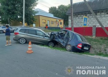 На Тернопільщині дівчину, яка стояла на зупинці, збив автомобіль