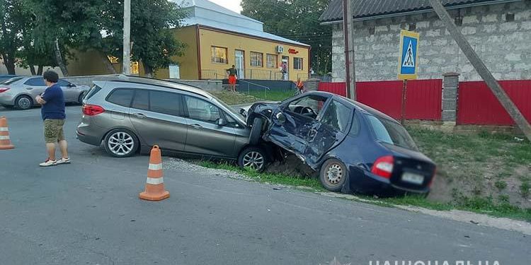На Тернопільщині дівчину, яка стояла на зупинці, збив автомобіль