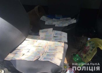 Хабарі за відпуск продукції: тернопільські поліцейські затримали керівника держпідприємства