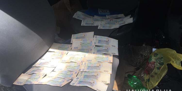 Хабарі за відпуск продукції: тернопільські поліцейські затримали керівника держпідприємства