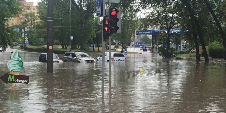 Тернопіль знову виявився не готовим до зливи: все місто у воді