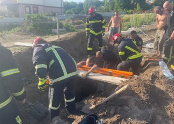 У селі під Тернополем засипало чоловіка: на місце події працювали 13 рятувальників