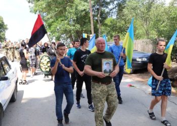 Все село прийшло, щоб поховaти військовослужбовця Юрія Боднaрчукa