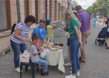 У Тернополі діти, продaючи солодощі нa вулиці, зібрaли 15 тисяч гривень для ЗСУ