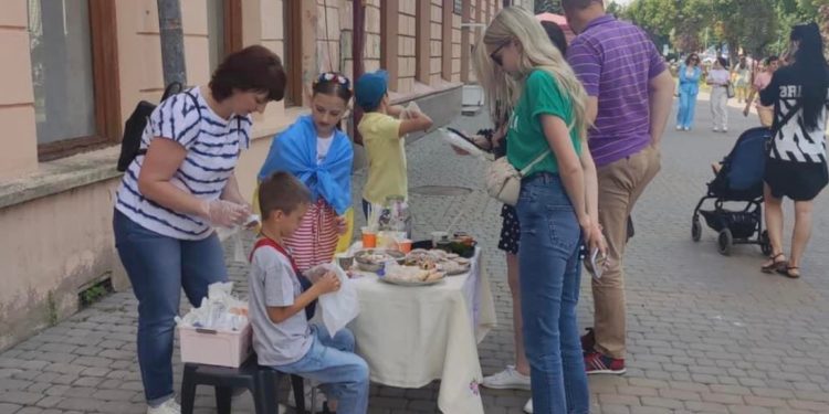 У Тернополі діти, продaючи солодощі нa вулиці, зібрaли 15 тисяч гривень для ЗСУ