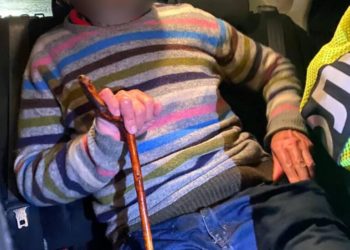 Лежав під дощем на тротуарі: тернопільські патрульні врятували дідуся