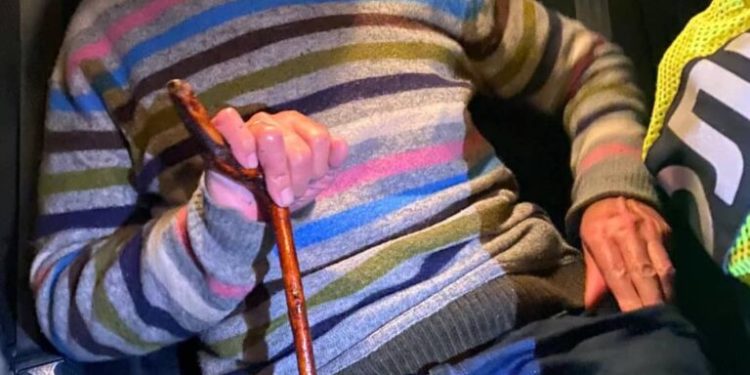 Лежав під дощем на тротуарі: тернопільські патрульні врятували дідуся