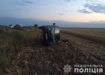 Смертельна ДТП на Тернопільщині: бус вилетів у поле і перекинувся