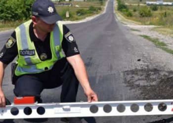 Шукають ями на дорогах: інспектори відділу безпеки дорожнього руху проводять огляд автомобільних шяхів