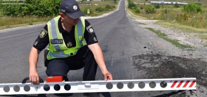 Шукають ями на дорогах: інспектори відділу безпеки дорожнього руху проводять огляд автомобільних шяхів