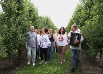 Співоче Тернопілля: Хор «Байрактар» відправився у турне, щоб зібрати кошти на однойменний безпілотник
