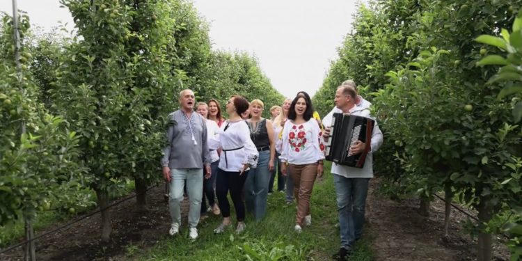 Співоче Тернопілля: Хор «Байрактар» відправився у турне, щоб зібрати кошти на однойменний безпілотник